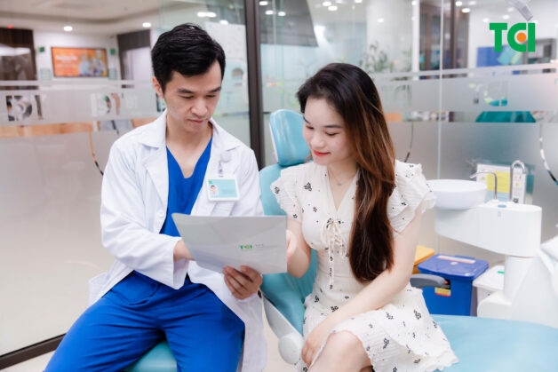 Bước cuối cùng của quy trình trám răng cửa bị sâu là chuyên gia hướng dẫn cách chăm sóc răng miệng sau trám.