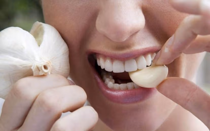 Giải đáp: Tại sao ăn tỏi hôi miệng và cách xử lý