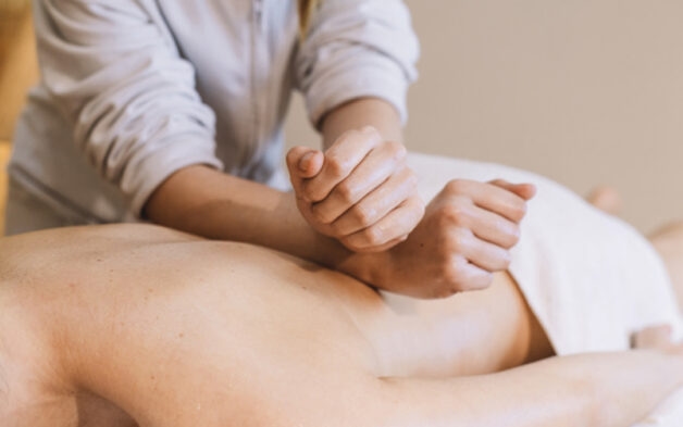 Massage giúp giảm đau tạm thời tuy nhiên cần thực hiện đúng tránh ảnh hưởng xấu tới xương khớp