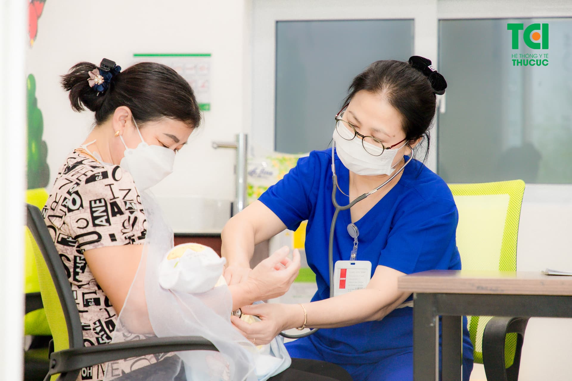 Cha mẹ có thể cho con dùng thuốc hạ sốt nhưng phải tuân theo chỉ định của bác sĩ