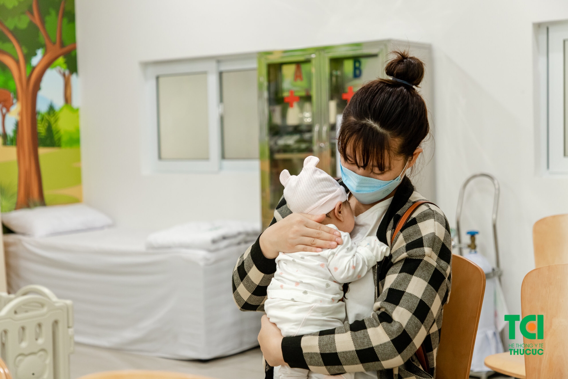 Sau tiêm trẻ nên được ở lại phòng tiêm chủng để theo dõi sức khỏe, xử lý kịp thời nếu xảy ra sốc phản vệ