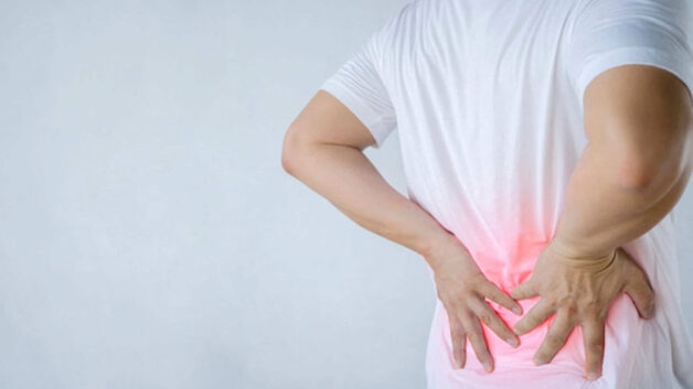 Triệu chứng viêm cột sống dính khớp là đau lưng âm ỉ đến dữ dội