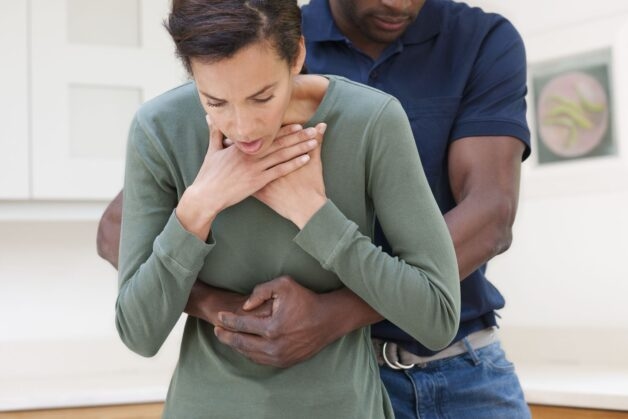 Phương pháp Heimlich áp dụng cho trẻ em trên 2 tuổi và người trưởng thành.