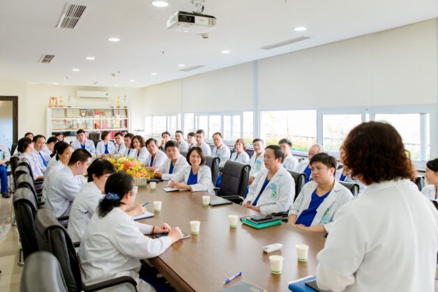 Các bác sĩ điều trị bệnh đường hô hấp tại Thu Cúc TCI không chỉ có tâm mà còn có tầm