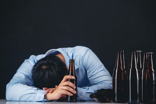 Dịp cuối năm, việc uống nhiều rượu bia dễ gây hại cho gan, đặc biệt với người vốn có vấn đề về gan. (Ảnh: Freefik.com)