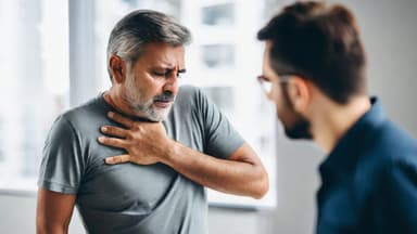 Chuyên gia y tế chỉ ra triệu chứng sớm của bệnh ung thư phổi