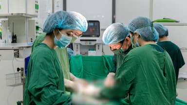 Mổ cắt tử cung và 2 phần phụ chữa đa u xơ cho bệnh nhân U60