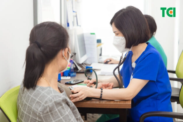 Người bệnh không được tự ý điều trị sốt xuất huyết tại nhà.