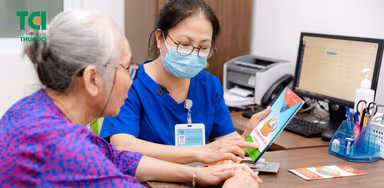 Các lưu ý khi tiêm vacxin cho người trên 65 tuổi