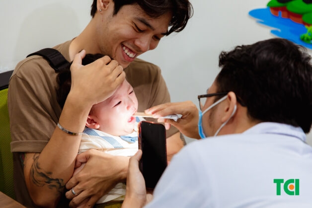 Khi có các triệu chứng của viêm đường hô hấp trên, trẻ cần thăm khám với bác sĩ để được chẩn đoán và chỉ định phương pháp điều trị phù hợp.