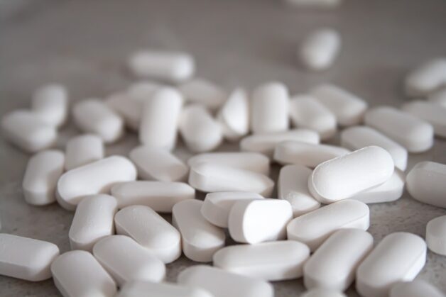 Nếu chườm ấm không hiệu quả, cho trẻ uống paracetamol đơn chất.