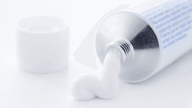 Lưu ý dùng thuốc bôi cho em bé bị tay chân miệng