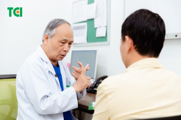 Cần thăm khám cùng chuyên gia để được tư vấn cách điều trị, sinh hoạt và tập luyện phù hợp