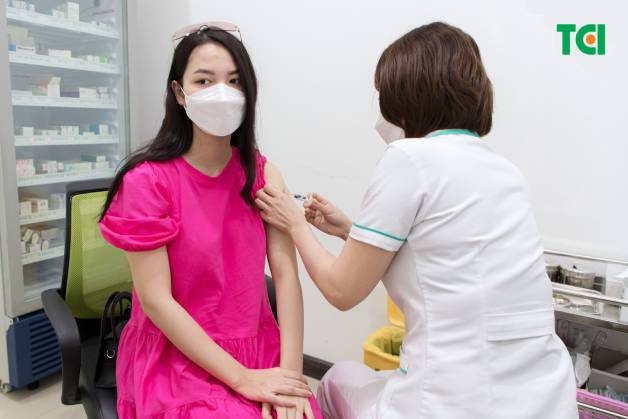 tiêm vắc xin