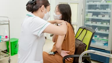 Chủ động phòng tránh bệnh bằng chích ngừa ung thư cổ tử cung