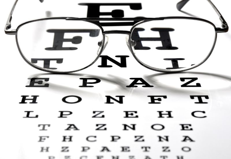 Viễn thị và lão thị có chung một phương pháp khắc phục là kính, mặc dù kính viễn thị và kính lão thị có thể hoạt động khác nhau.