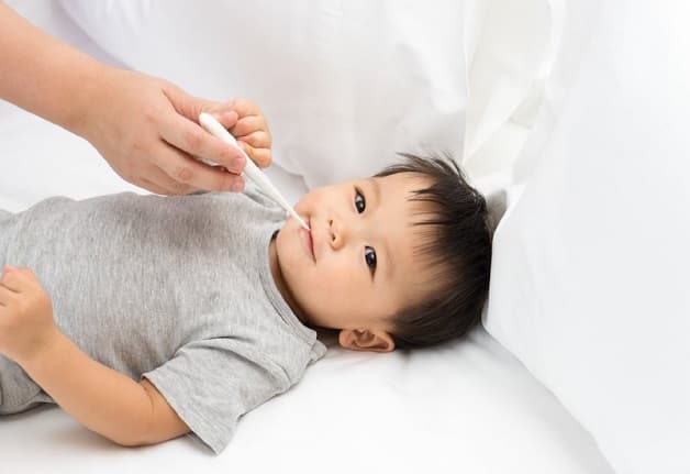 Trẻ mệt, ốm, sốt có thể là tác dụng phụ sau tiêm vắc xin