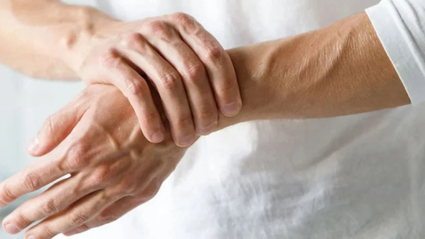 Viêm khớp dạng thấp có chữa khỏi được không? Điều trị thế nào?