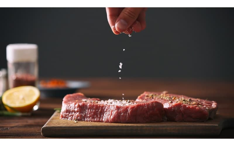 Ăn mặn, quá nhiều muối sẽ khiến xương bị giòn và dễ gãy