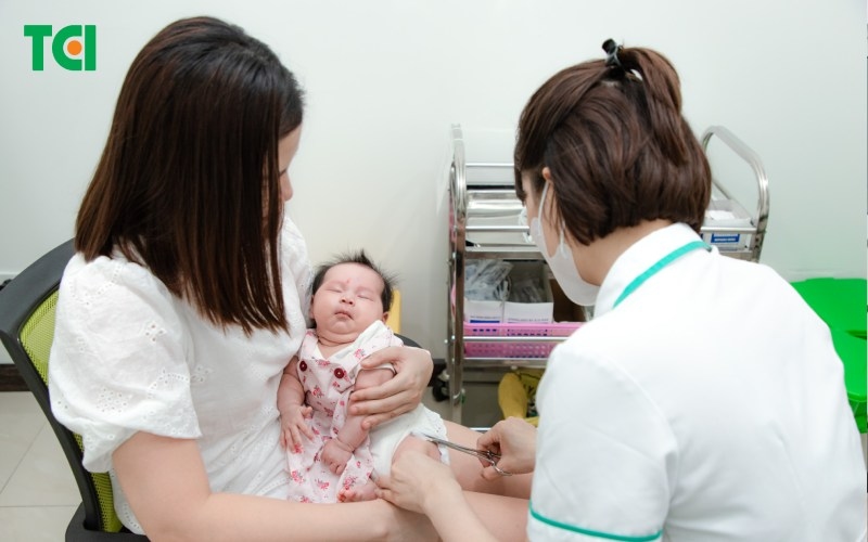 tiêm vacxin cho trẻ