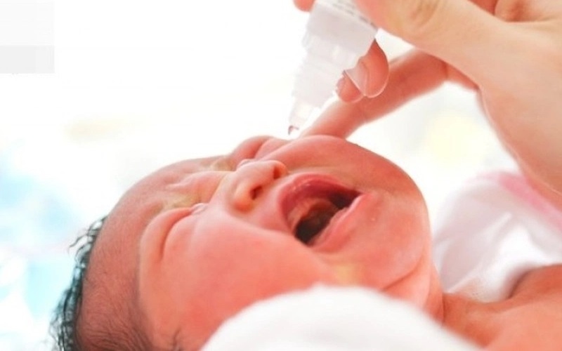 sử dụng thuốc nhỏ mắt