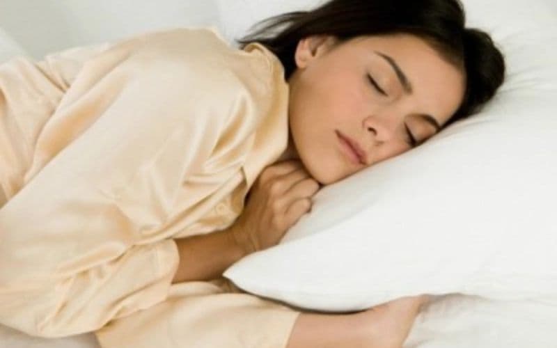 Nâng cao gối đầu khi ngủ để ngăn axit trào ngược.