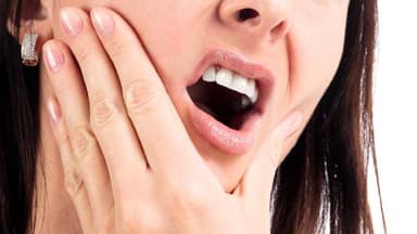 Cảnh giác khi bị sưng nướu răng trong cùng hàm trên