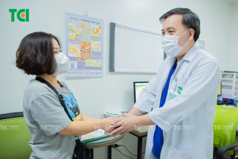 Thăm khám chuyên khoa tiêu hóa là điều nên làm khi bị ợ chua kéo dài