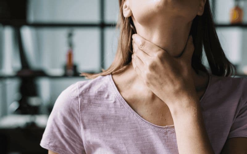 Acid dạ dày khi trào ngược lên thực quản có thể gây viêm loét và dẫn đến hẹp thực quản, gây khó khăn trong việc nuốt thức ăn