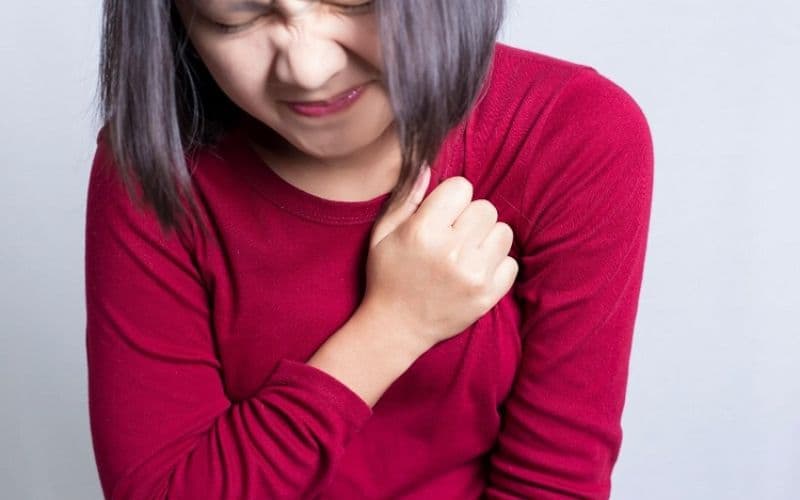 Cần phân biệt tức ngực do đau tim với tức ngực vì bị trào ngược