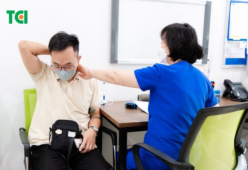 bị trật khớp vai nên đi thăm khám với bác sĩ