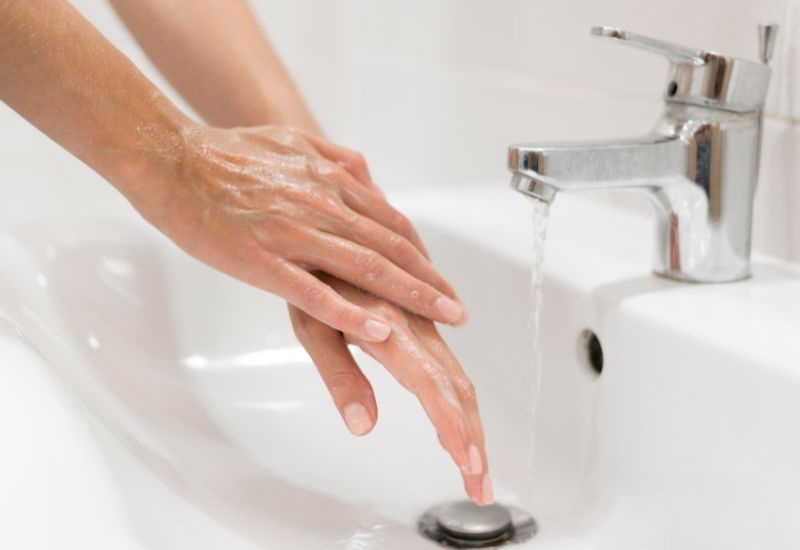 Sau khi tiêm vắc-xin, bạn vẫn phải tiếp tục tuân thủ các biện pháp phòng ngừa cơ bản khác như rửa tay thường xuyên, đeo khẩu trang khi cần thiết và giữ khoảng cách an toàn trong không gian công cộng.