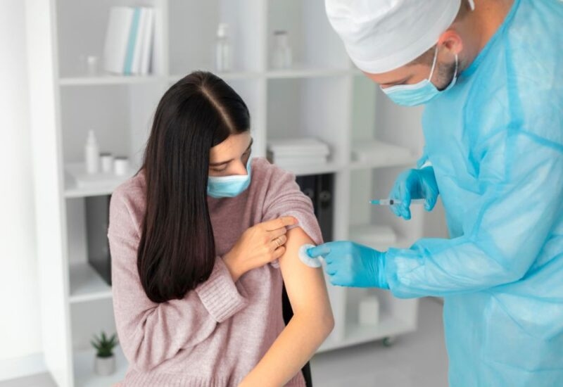 Giải đáp chi tiết thắc mắc: Có nên tiêm 2 mũi vắc-xin một lúc?