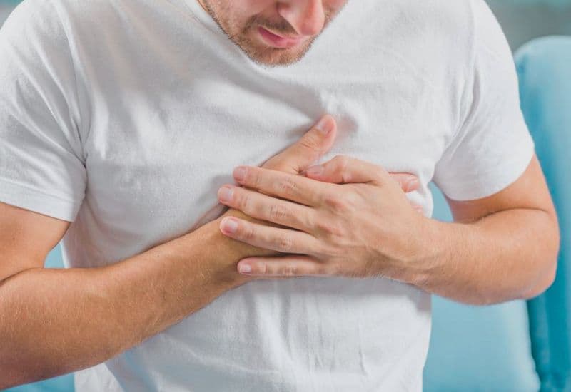 Đau rát vùng xương ức do bệnh lý tim mạch