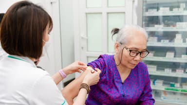 Tiêm vacxin cho người già để bảo vệ sức khỏe khi cao tuổi