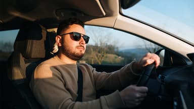 Đeo kính cận 8 độ và lái xe: Những điều cần biết để giữ an toàn