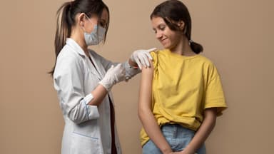 Nên tiêm phòng ung thư cổ tử cung khi nào: Giải đáp thắc mắc