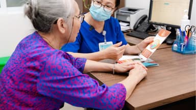 Giải đáp người già có nên tiêm vacxin