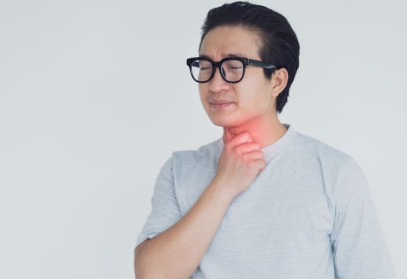 nuốt vướng một bên họng