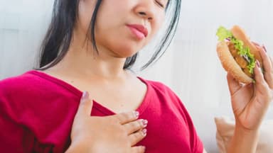 Sau khi ăn ợ chua: Dấu hiệu bình thường hay bệnh lý nguy hiểm?