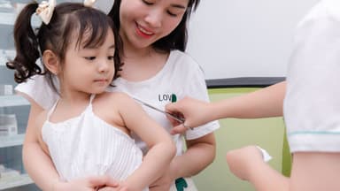 Bảo vệ tương lai đất nước bằng cách tiêm vacxin cho học sinh