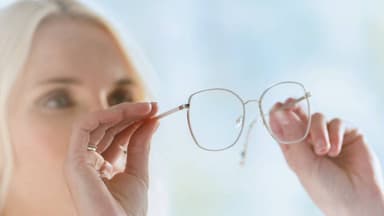 Kinh nghiệm cắt kính cận chống tia UV