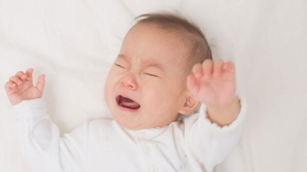 Một số trẻ sau khi tiêm sẽ trở nên biếng ăn và quấy khóc do cảm giác khó chịu từ phản ứng cơ thể.