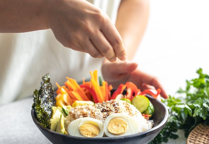 Để tăng cường hệ miễn dịch và chuẩn bị tốt cho cơ thể trước khi tiêm vắc-xin, bạn cần đặc biệt chú ý đến chế độ dinh dưỡng.