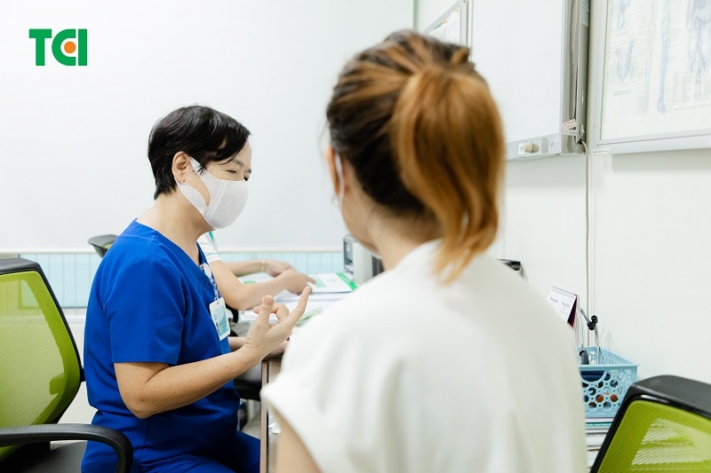 bác sĩ đọc kết quả