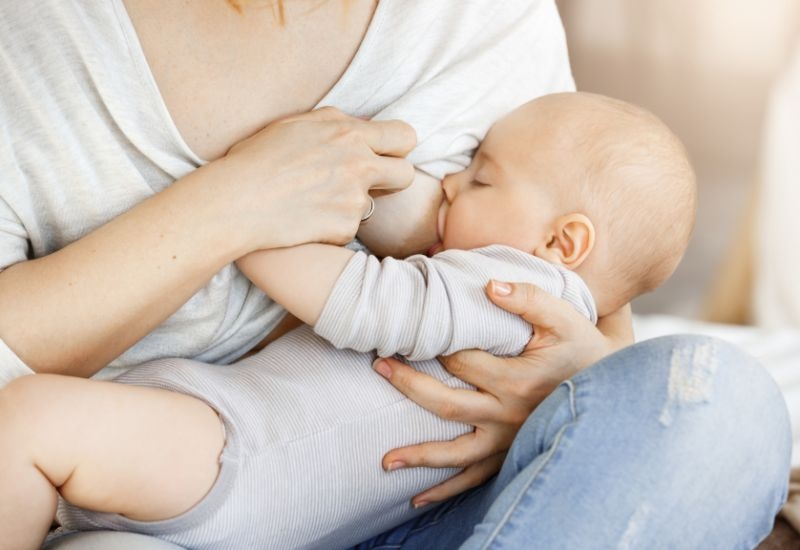 Cho trẻ bú mẹ thường xuyên để bổ sung nước và dinh dưỡng.