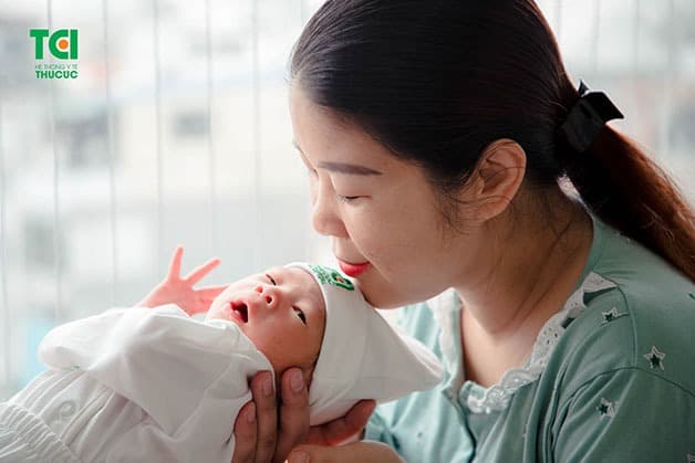 Phụ nữ sau đẻ mổ cần chú ý giữ gìn thân thể, sức khỏe để đảm bảo quá trình phục hồi tốt nhất, chăm sóc con phát triển trong những năm tháng đầu đời