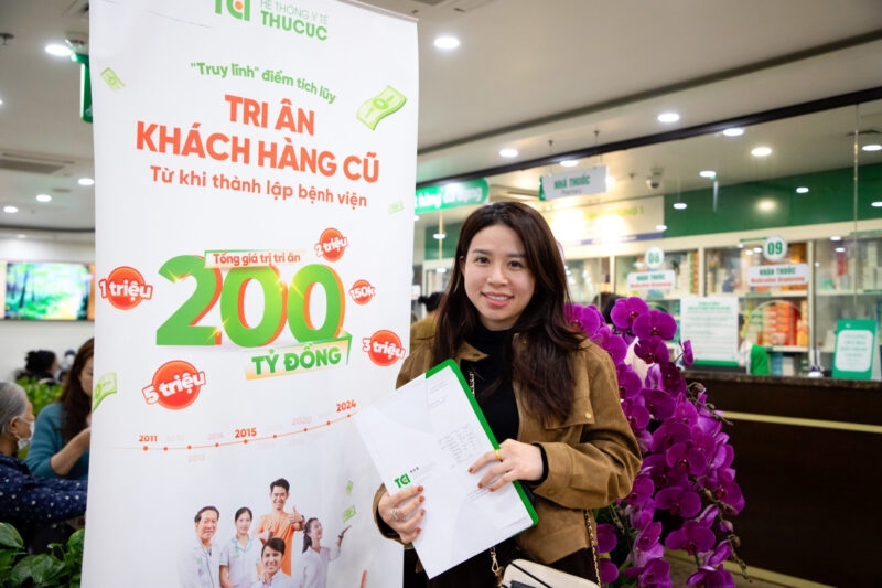 Thu Cúc TCI tiên phong với chính sách tích điểm ngược tạo dấu ấn khác biệt - 1 Khách hàng sử dụng quà tri ân và áp dụng bảo hiểm tiết kiệm nhiều chi phí (Ảnh: TCI).