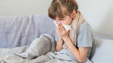 Bé bị cảm lạnh hắt hơi sổ mũi: Lưu ý chăm sóc