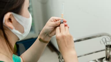 Nguyên nhân nhiều bé tiêm 5 trong 1 bị phản ứng mạnh